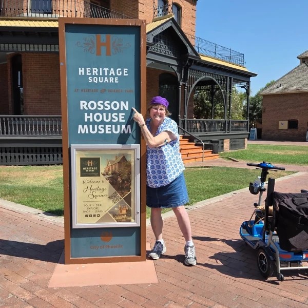 Customer using Scooter de mobilité ultra-léger